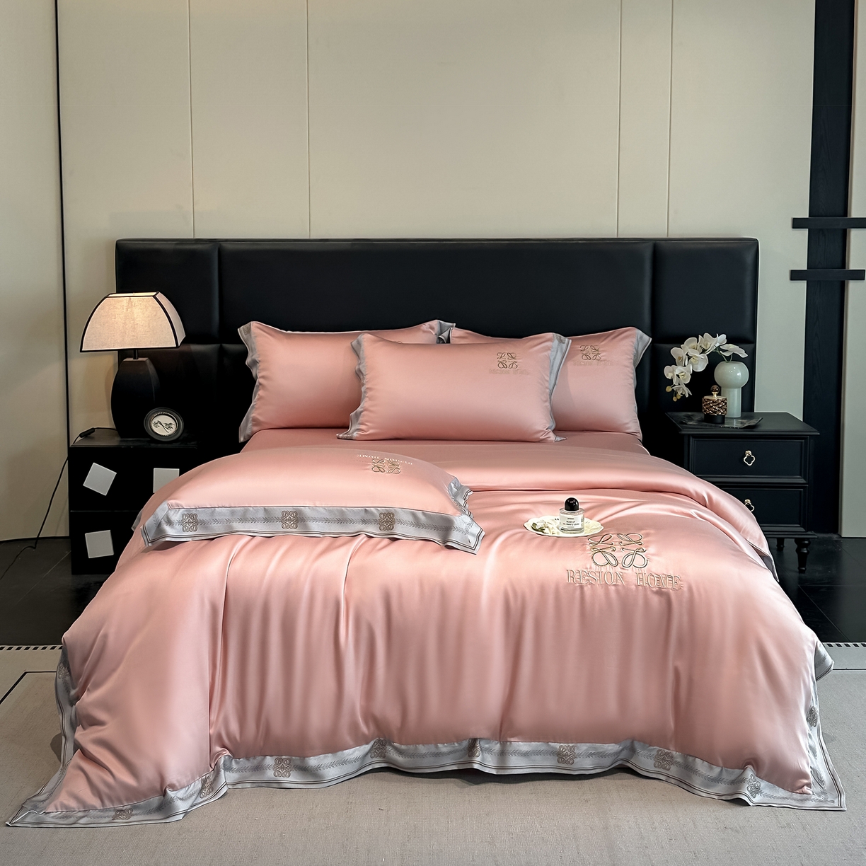 91家纺网 家纺一手货源 找家纺 露梦家纺 2026新款A类水洗真丝轻奢刺绣拼接宽边四件套--贝拉系列 贝拉-胭脂粉