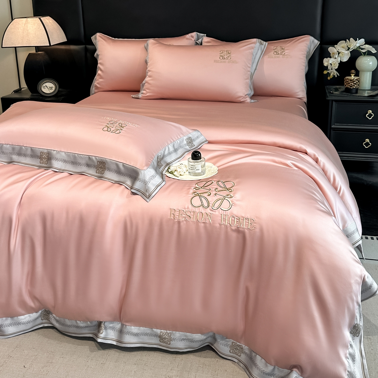 91家纺网 家纺一手货源 找家纺 露梦家纺 2026新款A类水洗真丝轻奢刺绣拼接宽边四件套--贝拉系列 贝拉-胭脂粉