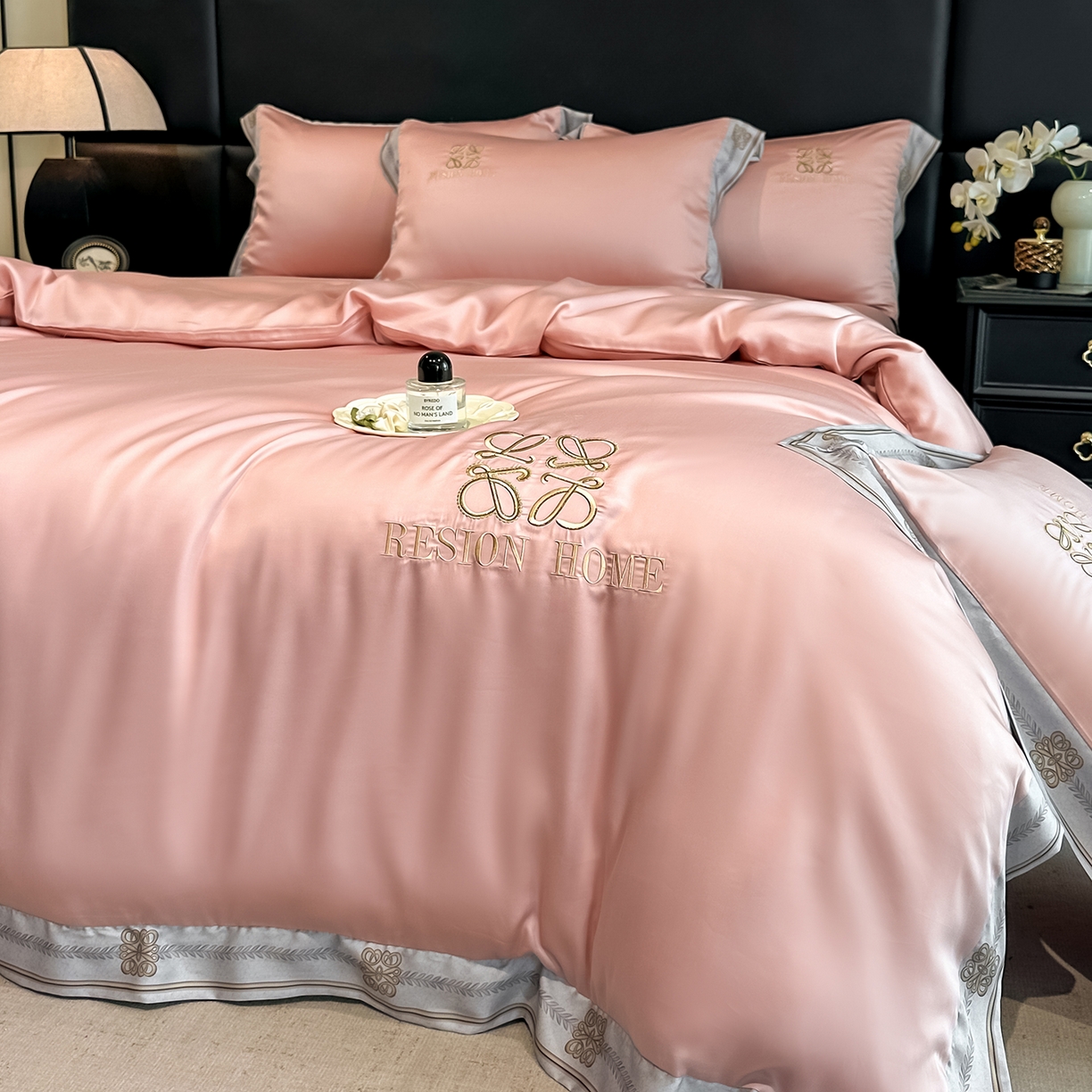 91家纺网 家纺一手货源 找家纺 露梦家纺 2026新款A类水洗真丝轻奢刺绣拼接宽边四件套--贝拉系列 贝拉-胭脂粉