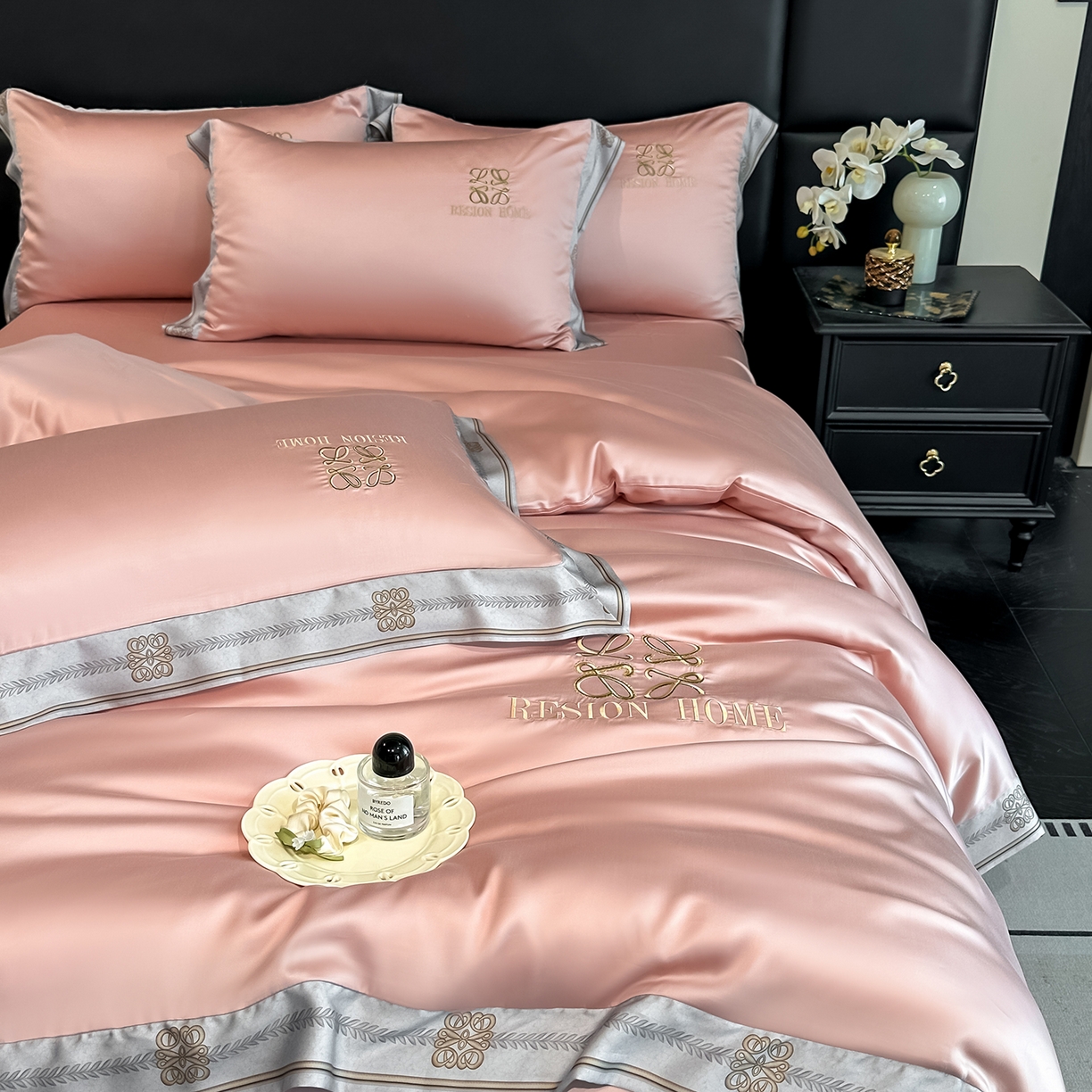 91家纺网 家纺一手货源 找家纺 露梦家纺 2026新款A类水洗真丝轻奢刺绣拼接宽边四件套--贝拉系列 贝拉-胭脂粉