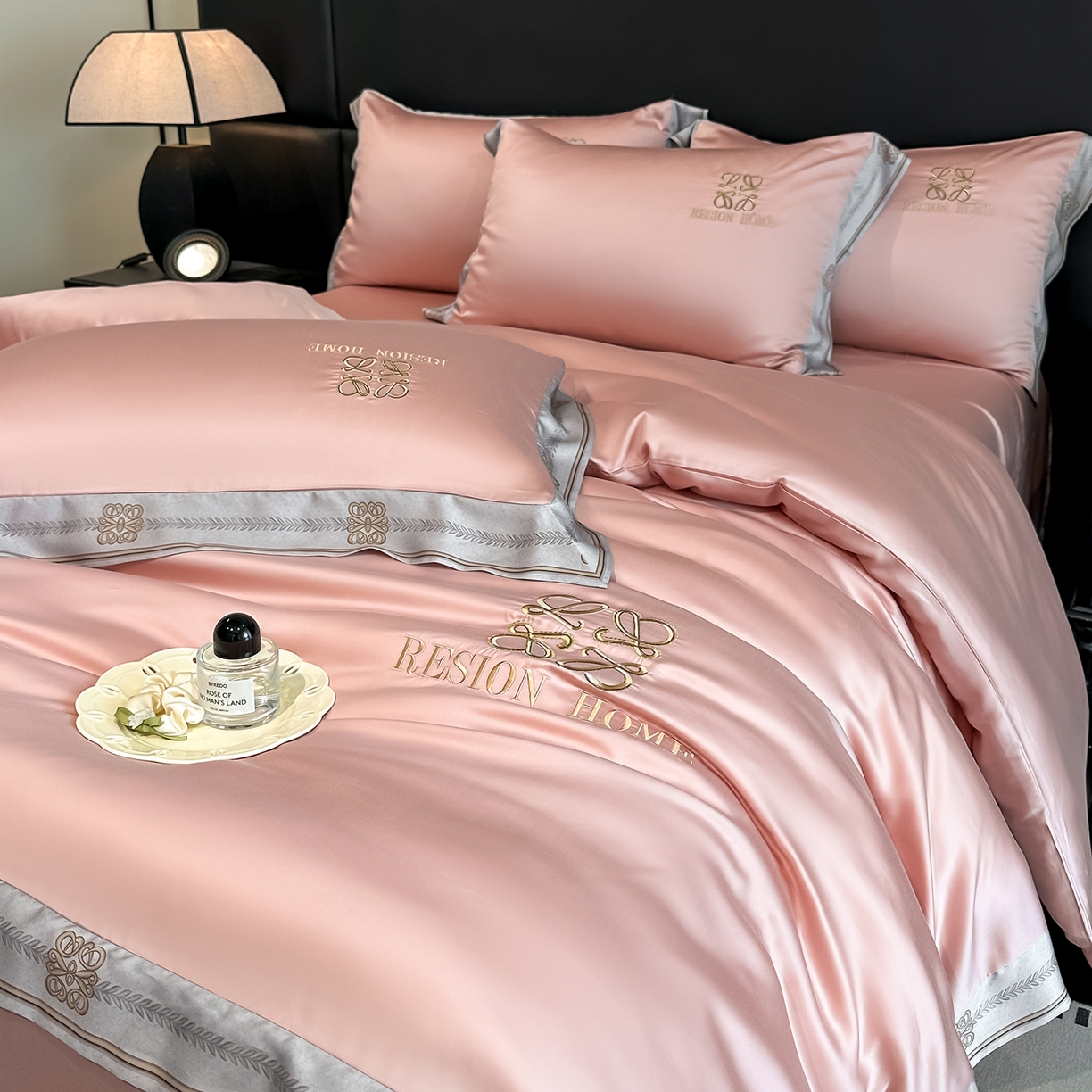 91家纺网 家纺一手货源 找家纺 露梦家纺 2026新款A类水洗真丝轻奢刺绣拼接宽边四件套--贝拉系列 贝拉-胭脂粉