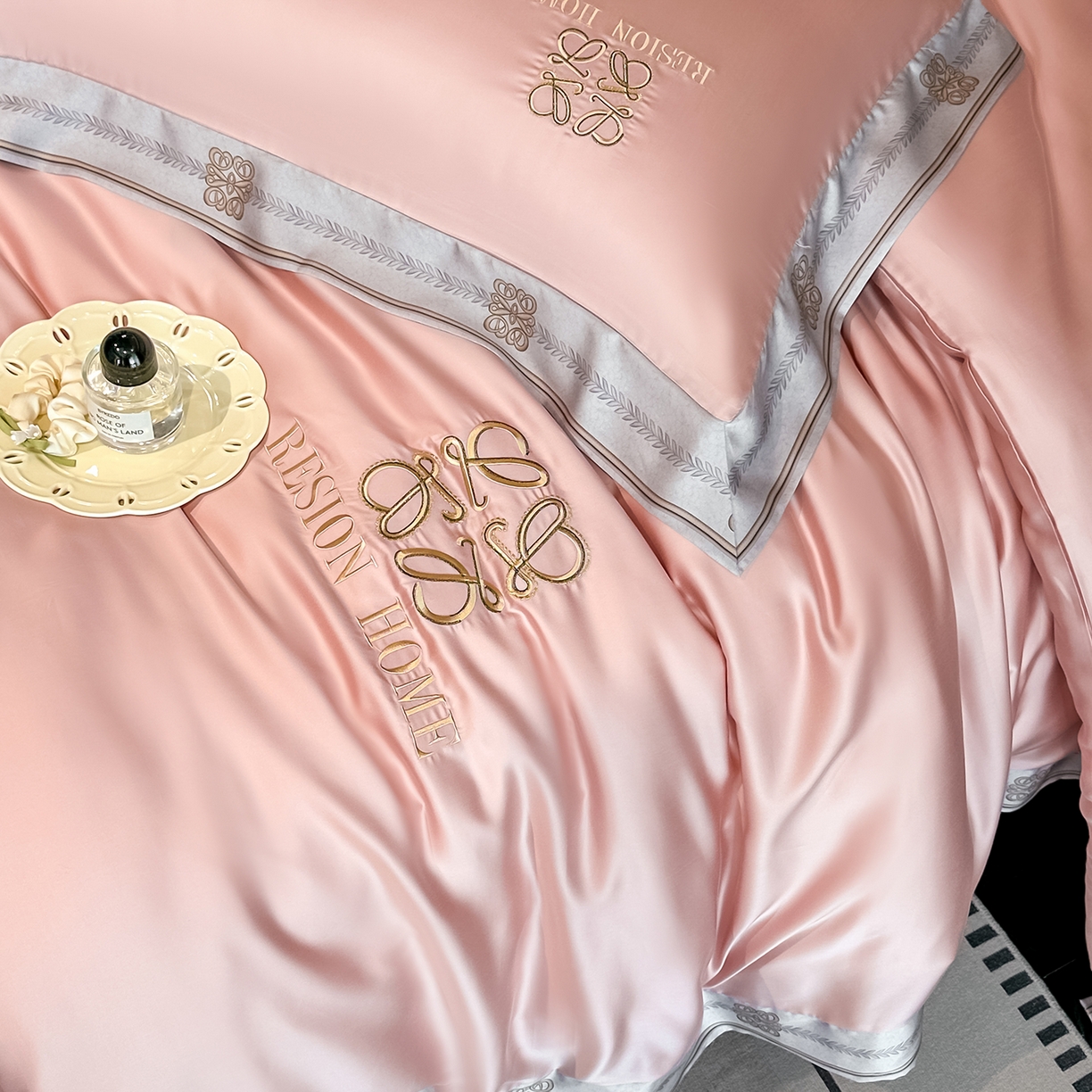 91家纺网 家纺一手货源 找家纺 露梦家纺 2026新款A类水洗真丝轻奢刺绣拼接宽边四件套--贝拉系列 贝拉-胭脂粉