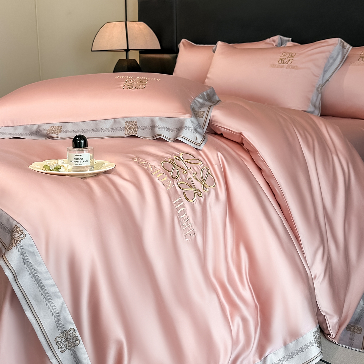 91家纺网 家纺一手货源 找家纺 露梦家纺 2026新款A类水洗真丝轻奢刺绣拼接宽边四件套--贝拉系列 贝拉-胭脂粉