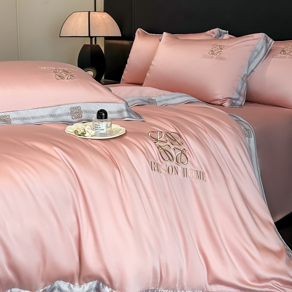 91家纺网 家纺一手货源 找家纺 露梦家纺 2026新款A类水洗真丝轻奢刺绣拼接宽边四件套--贝拉系列 贝拉-胭脂粉