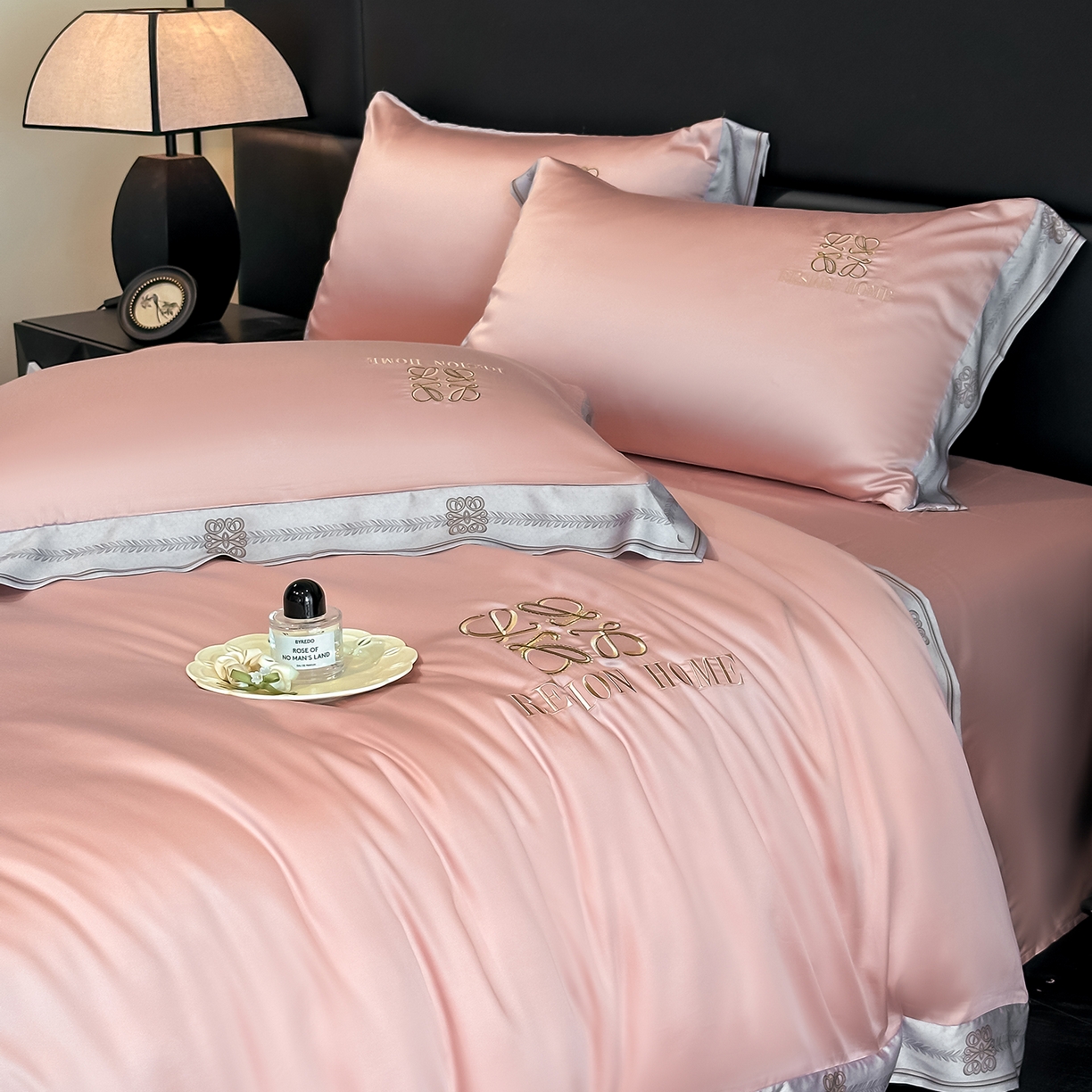 91家纺网 家纺一手货源 找家纺 露梦家纺 2026新款A类水洗真丝轻奢刺绣拼接宽边四件套--贝拉系列 贝拉-胭脂粉