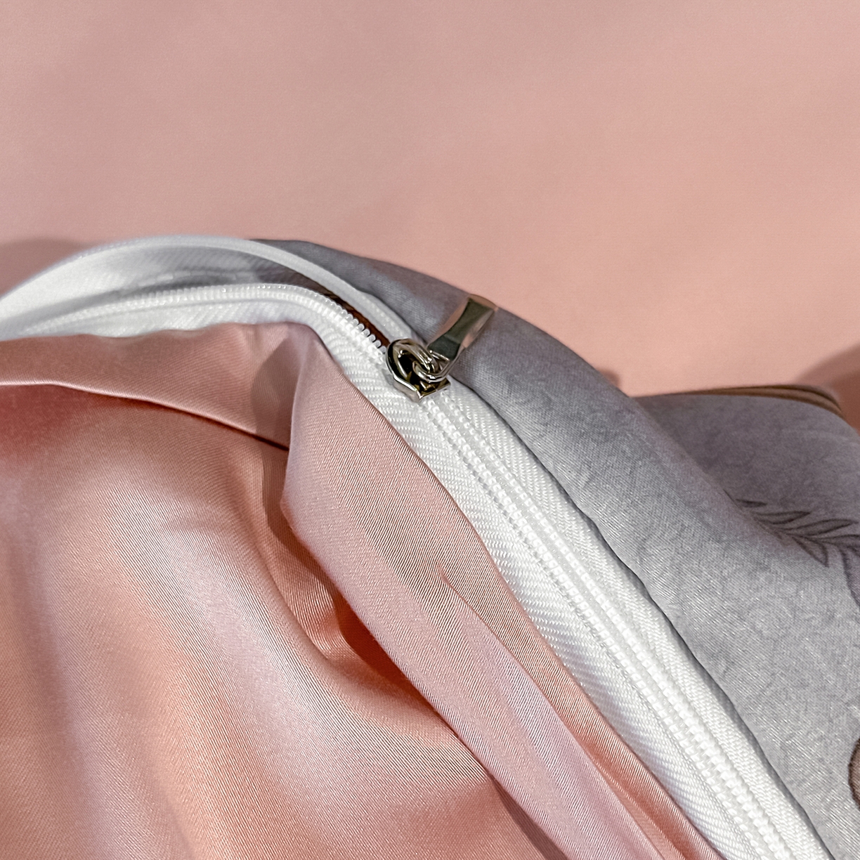 91家纺网 家纺一手货源 找家纺 露梦家纺 2026新款A类水洗真丝轻奢刺绣拼接宽边四件套--贝拉系列 贝拉-胭脂粉