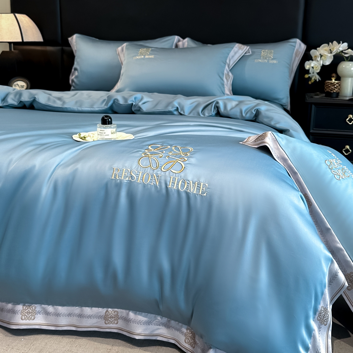 91家纺网 家纺一手货源 找家纺 露梦家纺 2026新款A类水洗真丝轻奢刺绣拼接宽边四件套--贝拉系列 贝拉-月光蓝