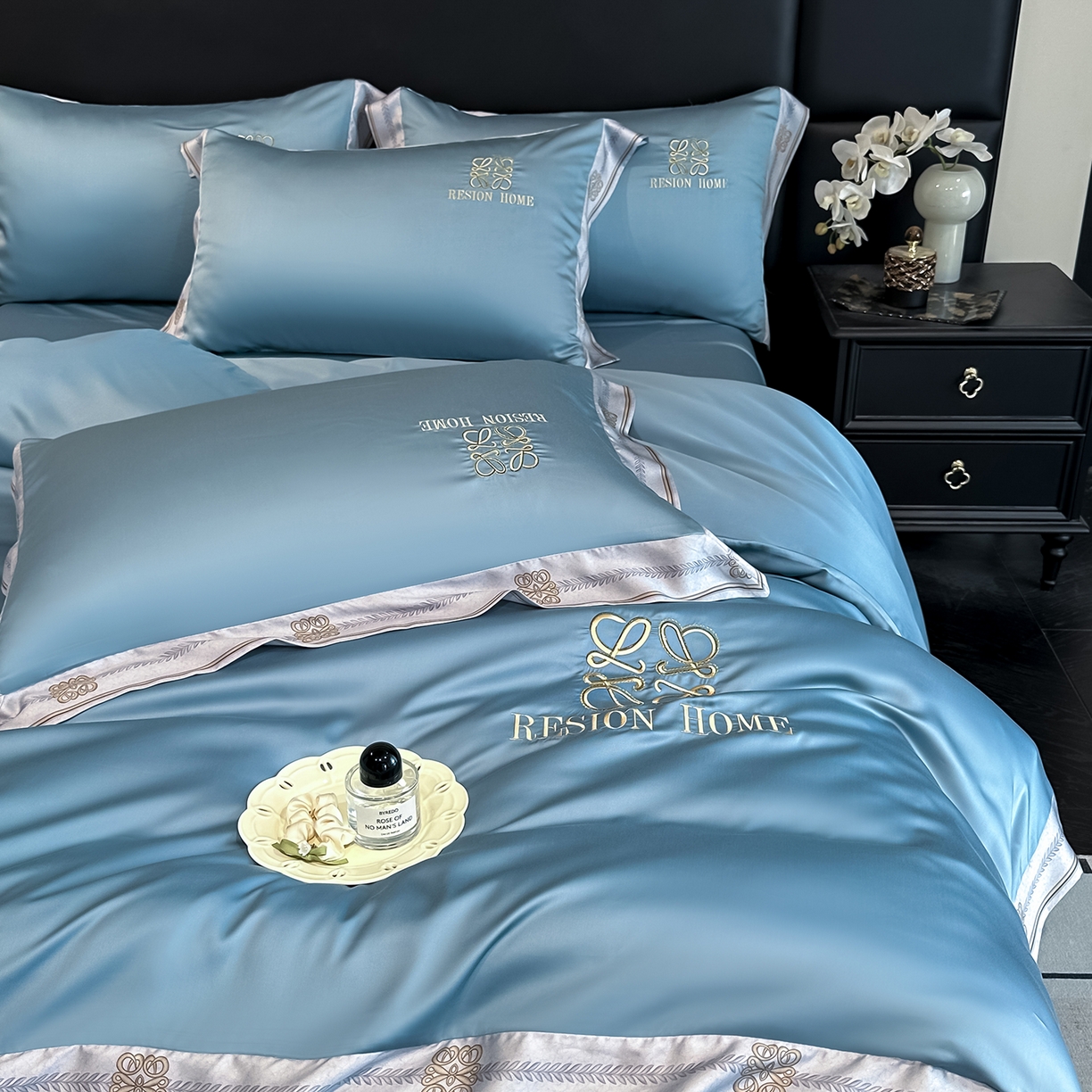 91家纺网 家纺一手货源 找家纺 露梦家纺 2026新款A类水洗真丝轻奢刺绣拼接宽边四件套--贝拉系列 贝拉-月光蓝