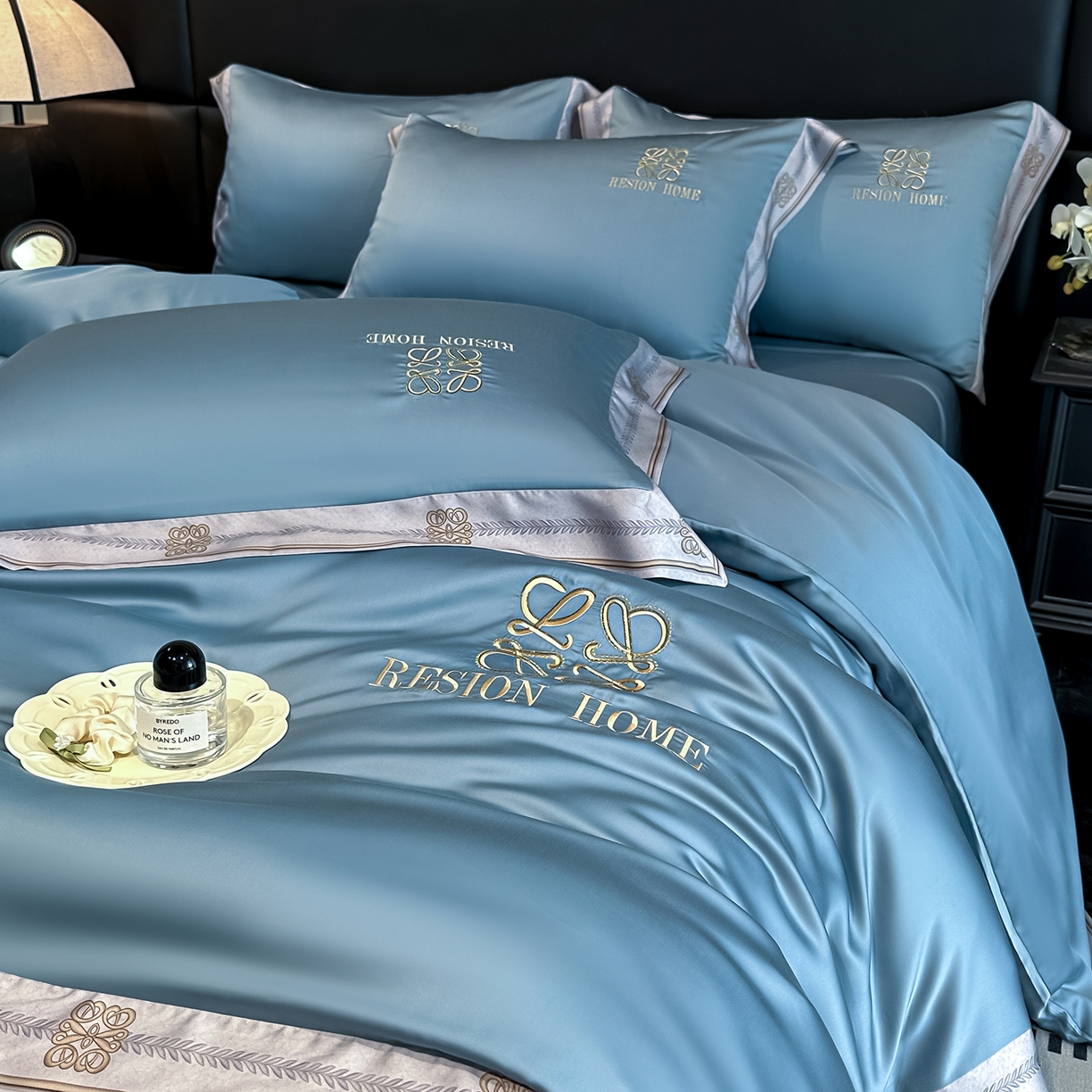 91家纺网 家纺一手货源 找家纺 露梦家纺 2026新款A类水洗真丝轻奢刺绣拼接宽边四件套--贝拉系列 贝拉-月光蓝