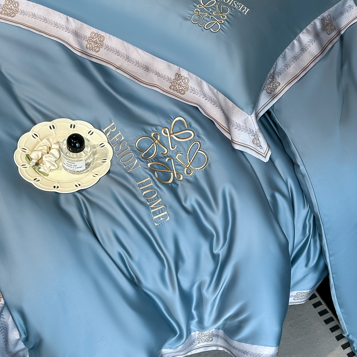 91家纺网 家纺一手货源 找家纺 露梦家纺 2026新款A类水洗真丝轻奢刺绣拼接宽边四件套--贝拉系列 贝拉-月光蓝