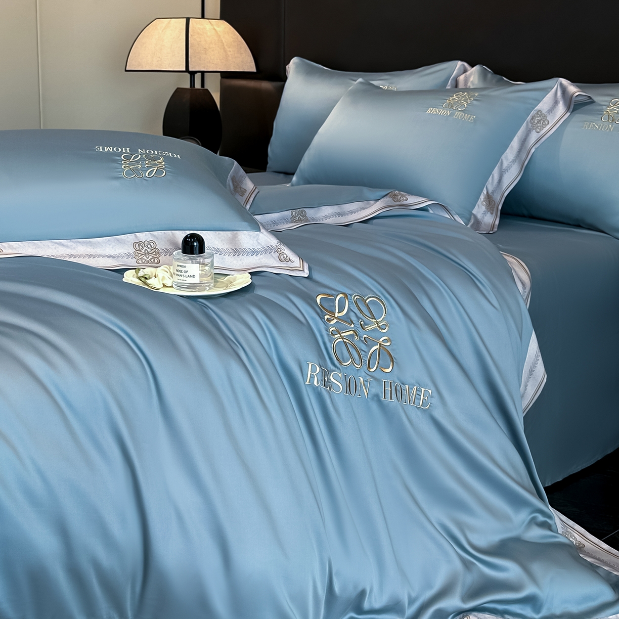 91家纺网 家纺一手货源 找家纺 露梦家纺 2026新款A类水洗真丝轻奢刺绣拼接宽边四件套--贝拉系列 贝拉-月光蓝