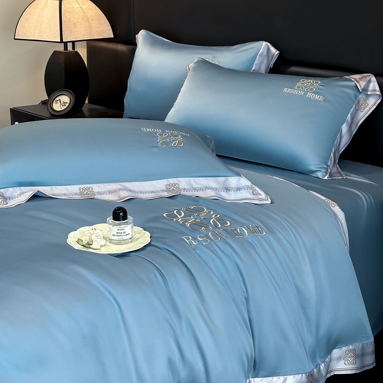 91家纺网 家纺一手货源 找家纺 露梦家纺 2026新款A类水洗真丝轻奢刺绣拼接宽边四件套--贝拉系列 贝拉-月光蓝