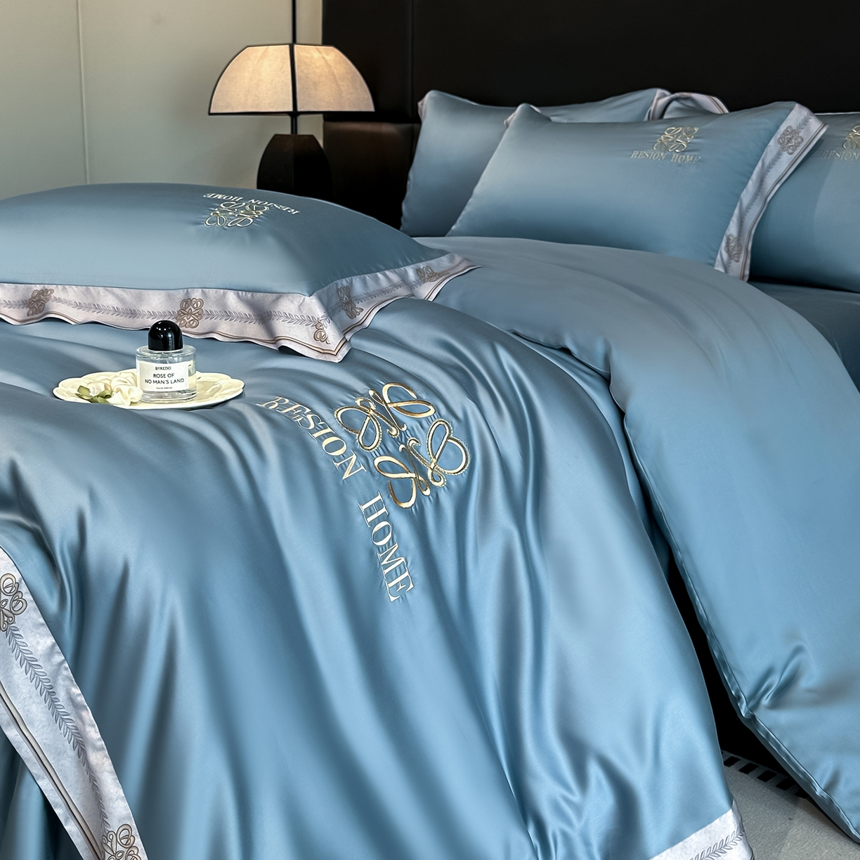 91家纺网 家纺一手货源 找家纺 露梦家纺 2026新款A类水洗真丝轻奢刺绣拼接宽边四件套--贝拉系列 贝拉-月光蓝