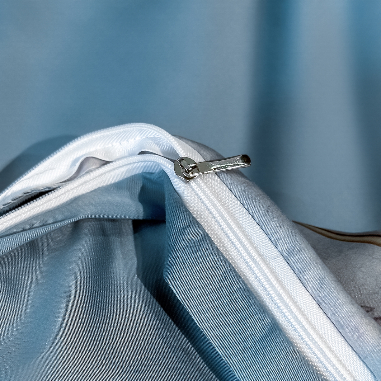 91家纺网 家纺一手货源 找家纺 露梦家纺 2026新款A类水洗真丝轻奢刺绣拼接宽边四件套--贝拉系列 贝拉-月光蓝