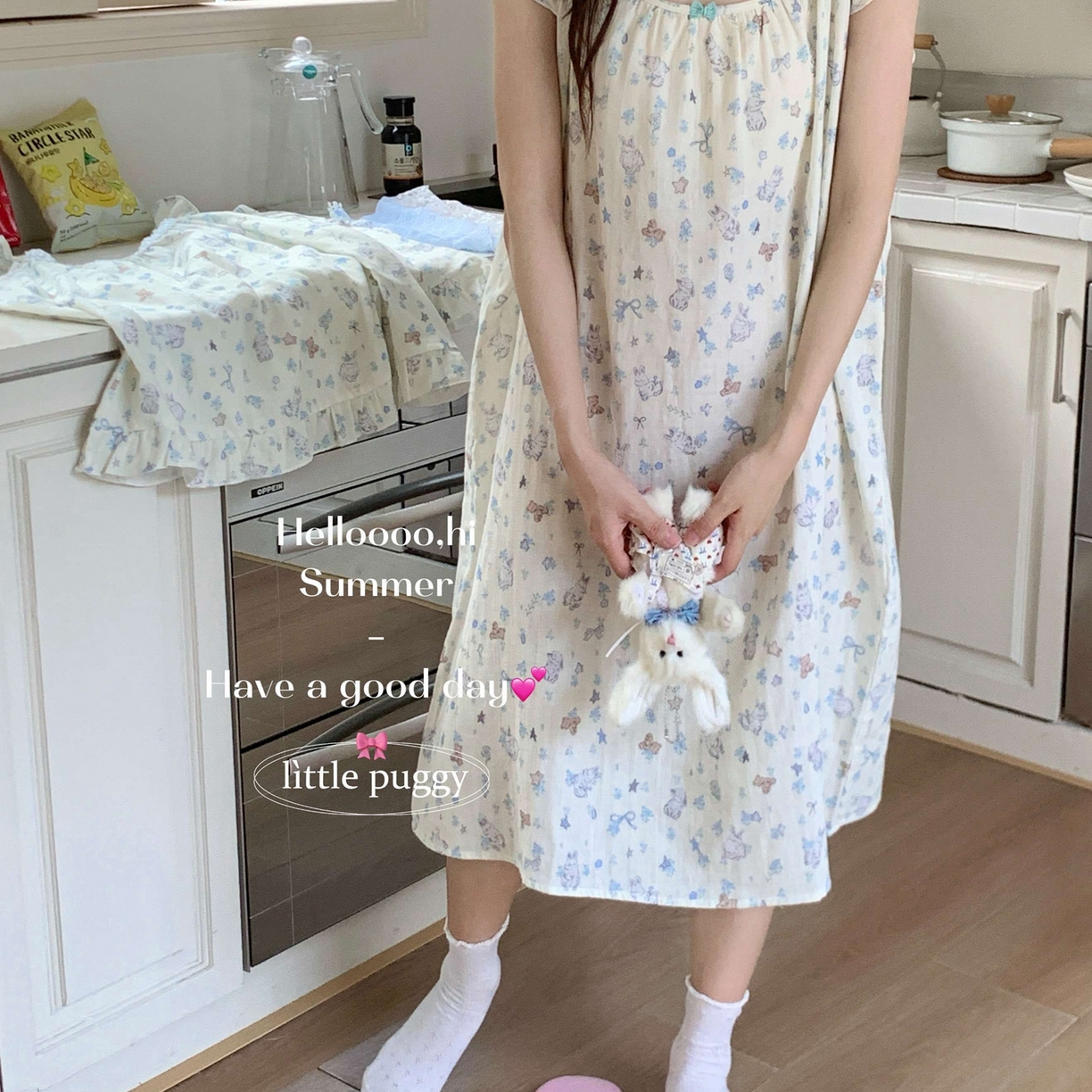 91家纺网 家纺一手货源 找家纺 妍景家居生活馆 2026新款双层纱小飞袖睡裙 雨后兔兔花园米白