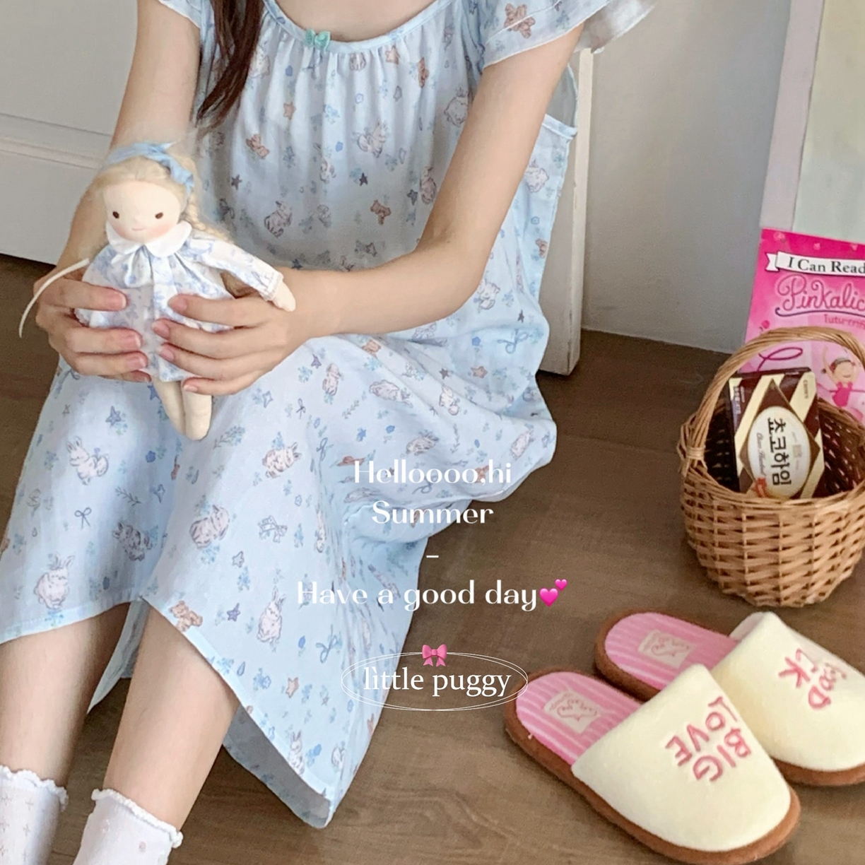 91家纺网 家纺一手货源 找家纺 妍景家居生活馆 2026新款双层纱小飞袖睡裙 雨后兔兔花园蓝