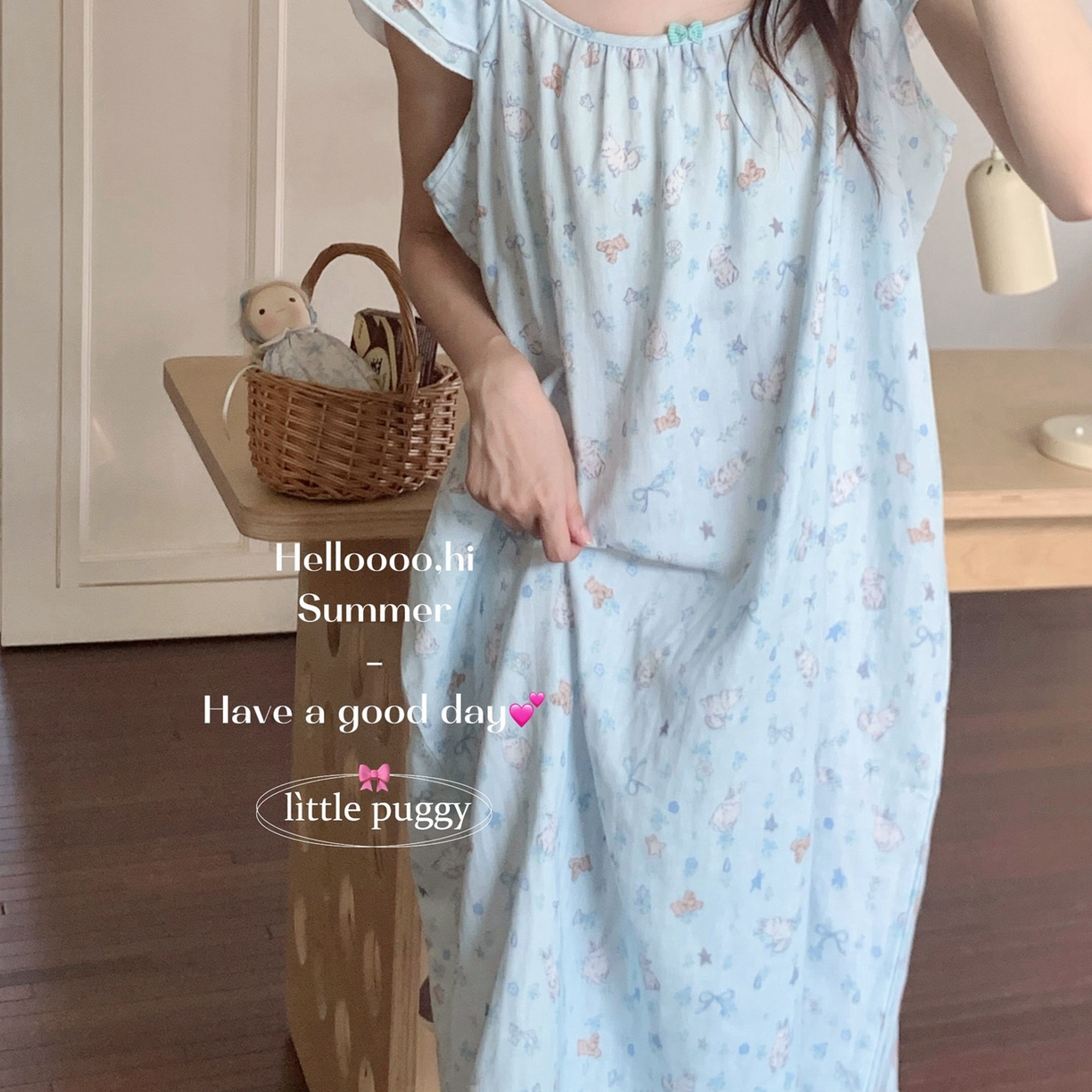 91家纺网 家纺一手货源 找家纺 妍景家居生活馆 2026新款双层纱小飞袖睡裙 雨后兔兔花园蓝