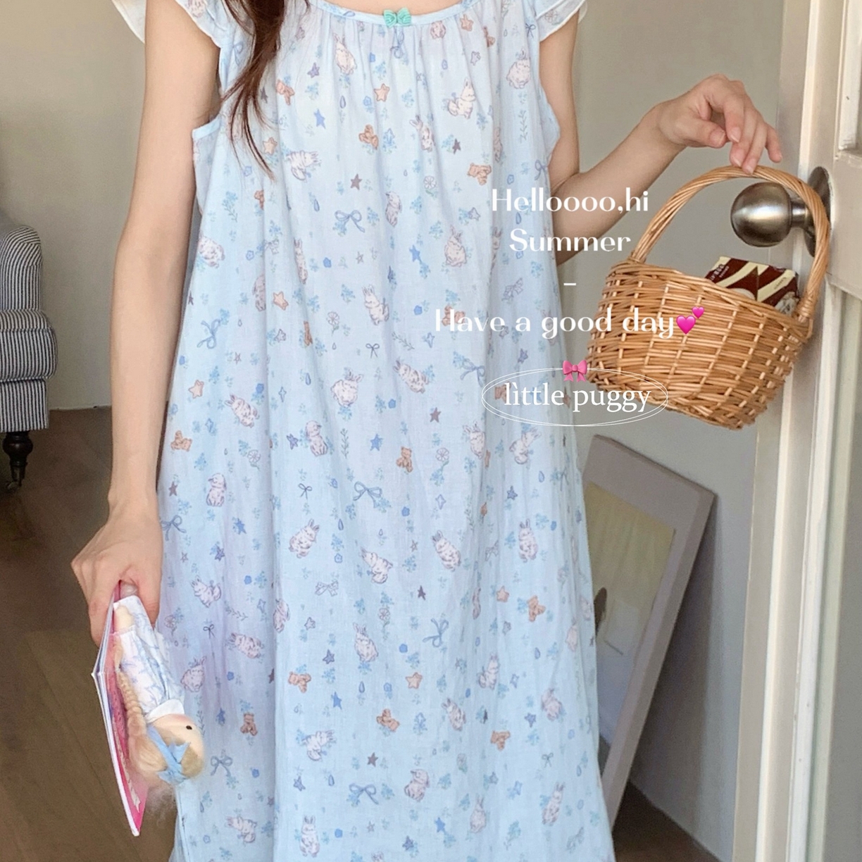 91家纺网 家纺一手货源 找家纺 妍景家居生活馆 2026新款双层纱小飞袖睡裙 雨后兔兔花园蓝