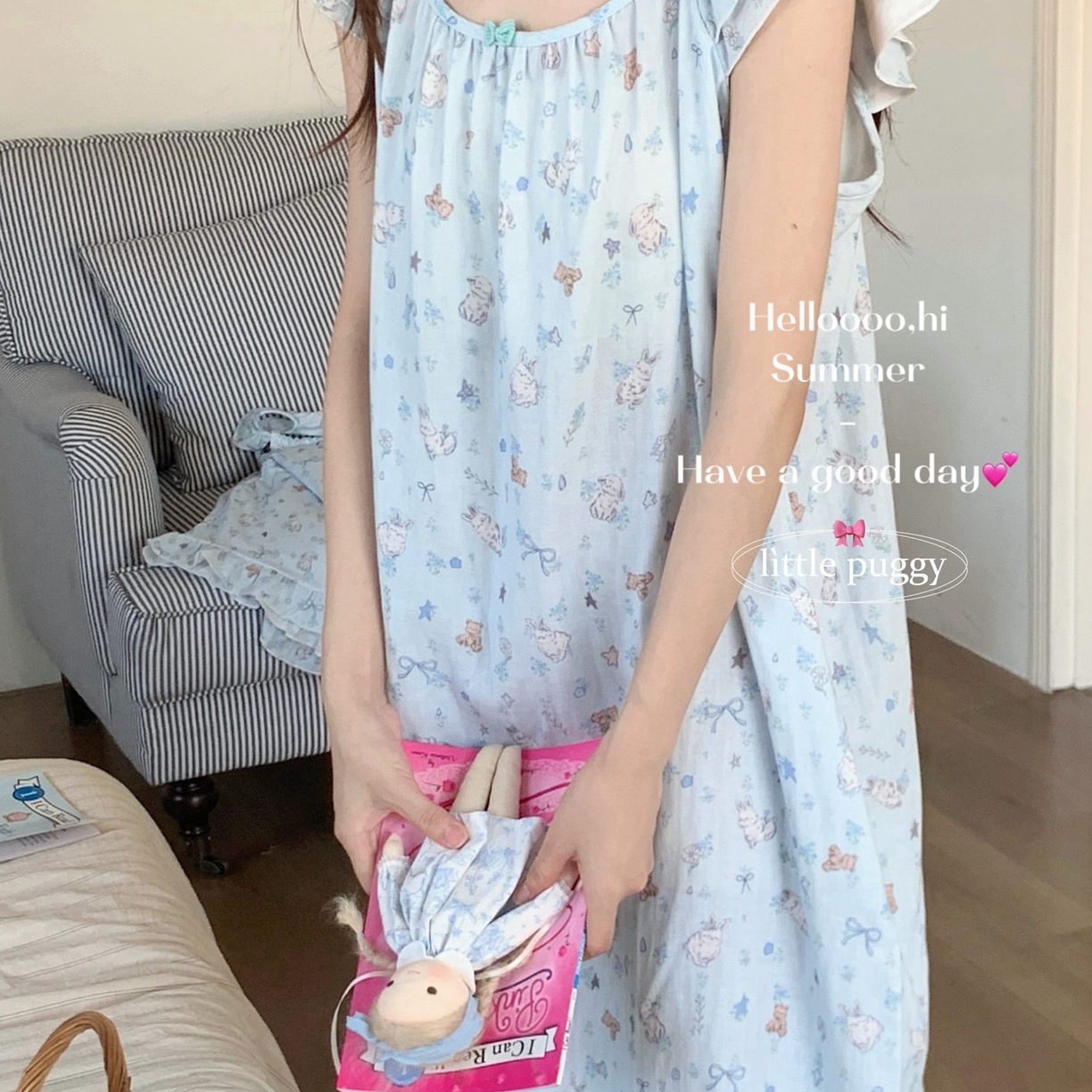 91家纺网 家纺一手货源 找家纺 妍景家居生活馆 2026新款双层纱小飞袖睡裙 雨后兔兔花园蓝