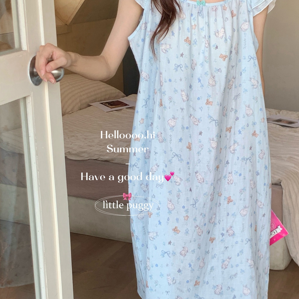 91家纺网 家纺一手货源 找家纺 妍景家居生活馆 2026新款双层纱小飞袖睡裙 雨后兔兔花园蓝