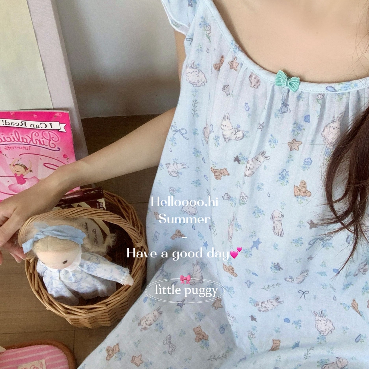 91家纺网 家纺一手货源 找家纺 妍景家居生活馆 2026新款双层纱小飞袖睡裙 雨后兔兔花园蓝