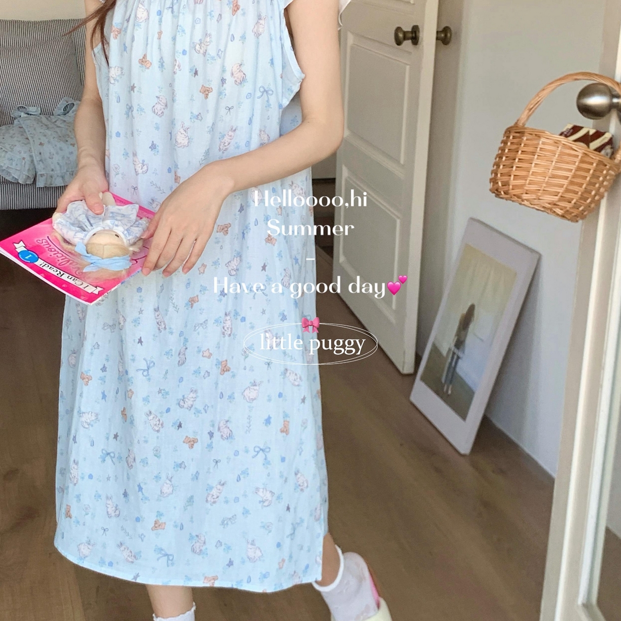 91家纺网 家纺一手货源 找家纺 妍景家居生活馆 2026新款双层纱小飞袖睡裙 雨后兔兔花园蓝