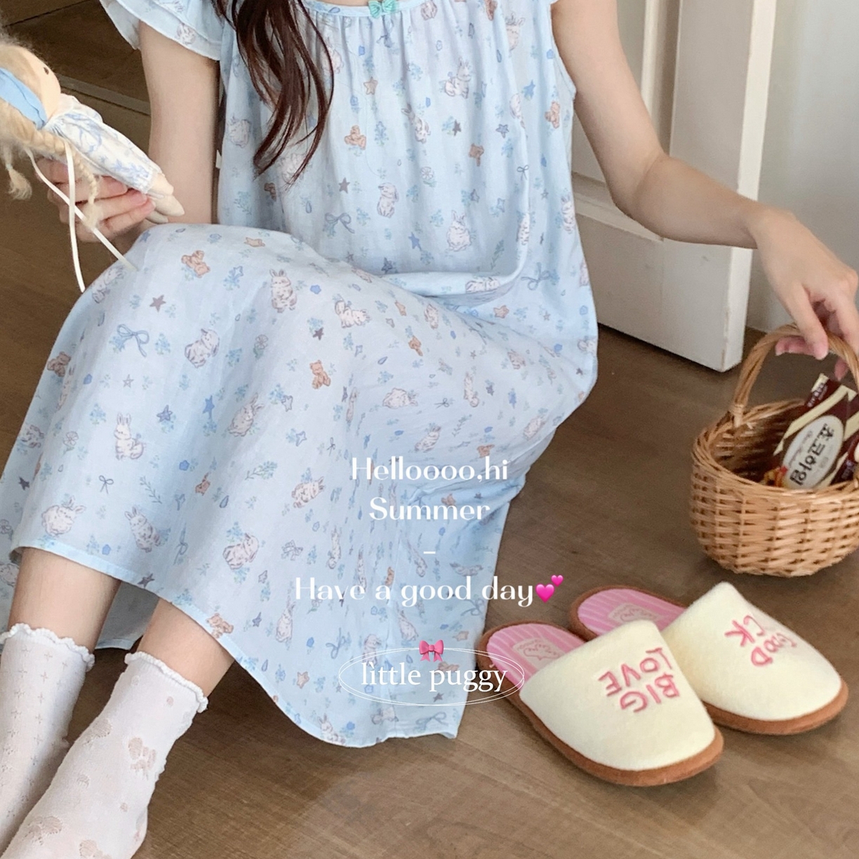 91家纺网 家纺一手货源 找家纺 妍景家居生活馆 2026新款双层纱小飞袖睡裙 雨后兔兔花园蓝