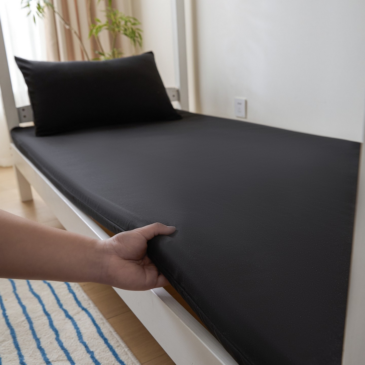 91家纺网 家纺一手货源 找家纺 梵克保罗 2026新款亲肤舒适简约款学生床床垫套 黑色