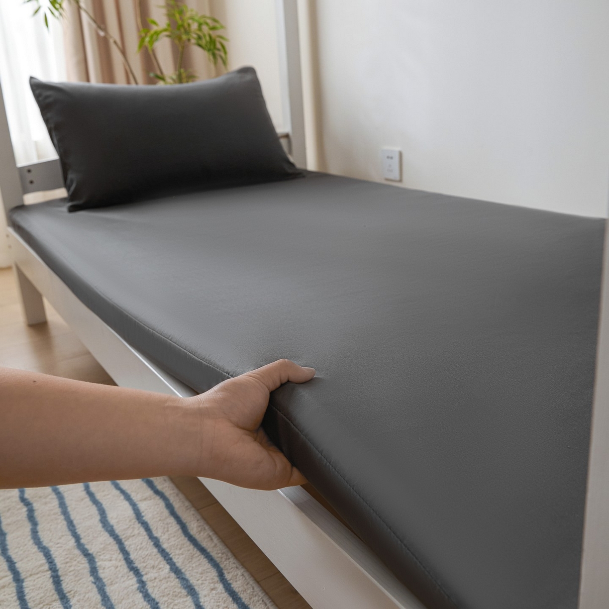 91家纺网 家纺一手货源 找家纺 梵克保罗 2026新款亲肤舒适简约款学生床床垫套 深灰