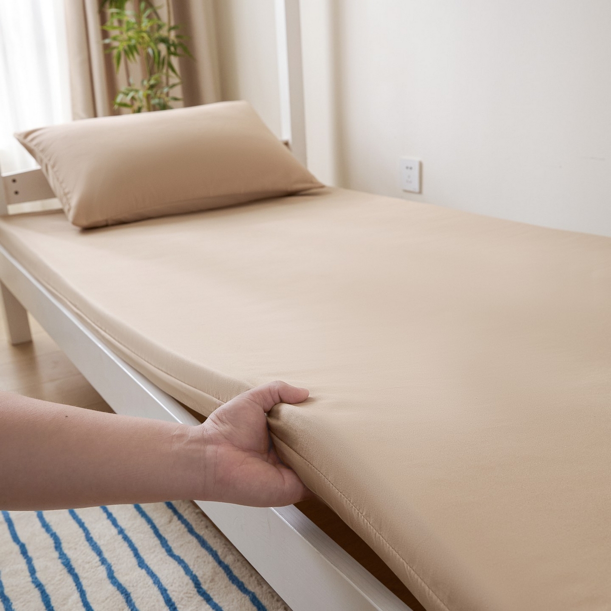 91家纺网 家纺一手货源 找家纺 梵克保罗 2026新款亲肤舒适简约款学生床床垫套 卡其