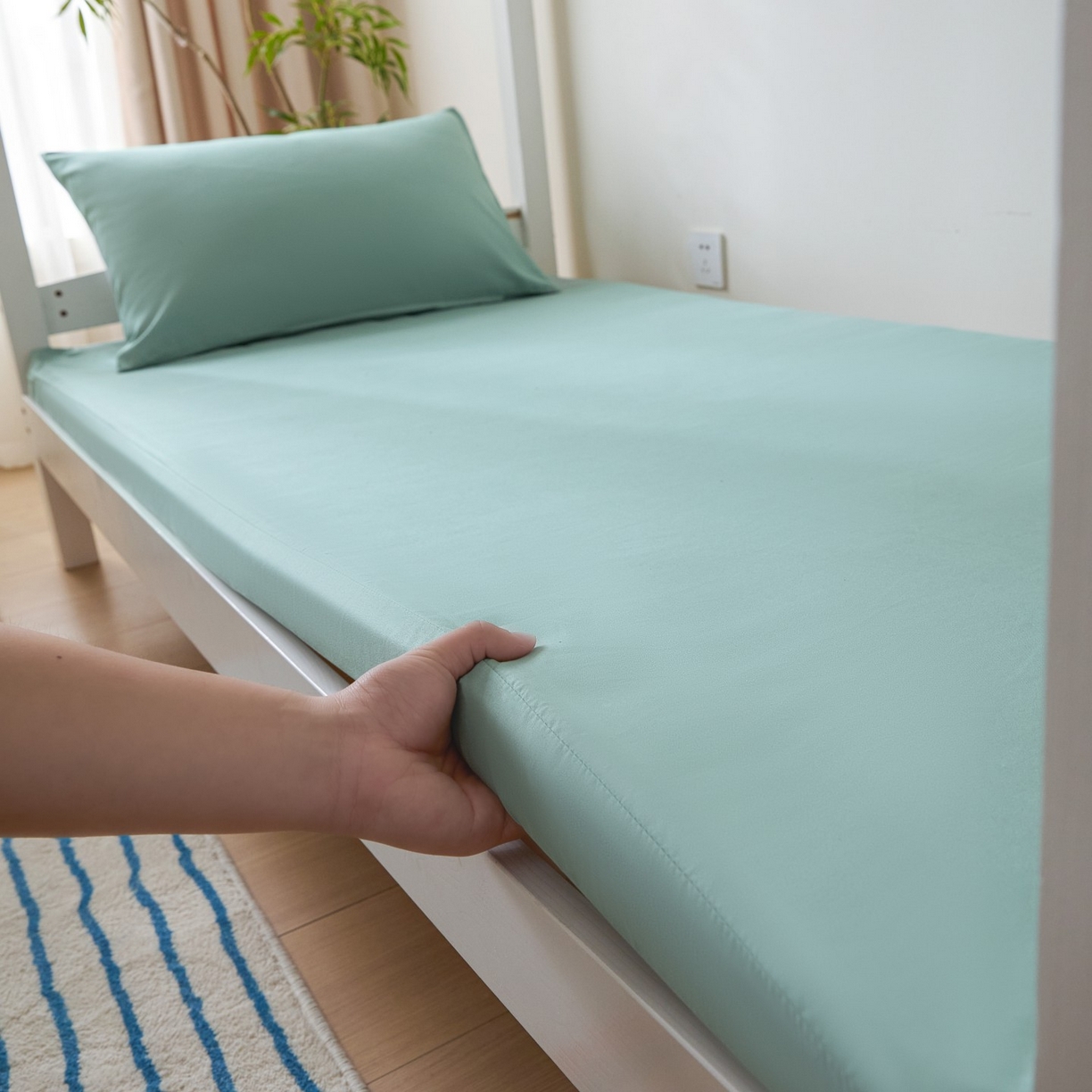 91家纺网 家纺一手货源 找家纺 梵克保罗 2026新款亲肤舒适简约款学生床床垫套 墨绿