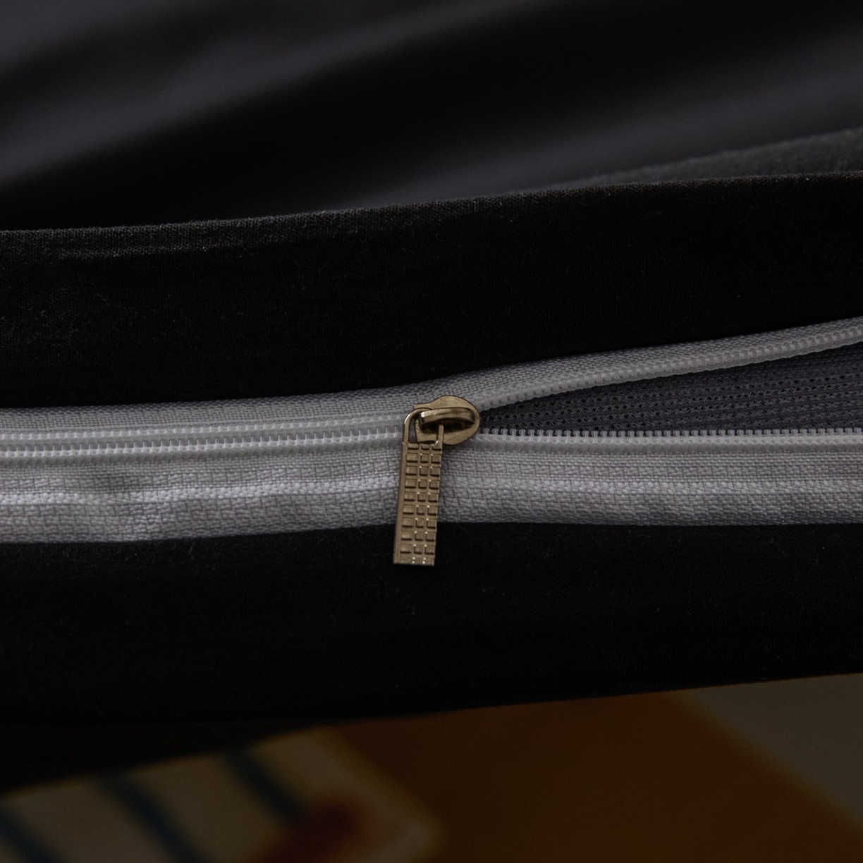 91家纺网 家纺一手货源 找家纺 梵克保罗 2026新款亲肤舒适简约款学生床床垫套 黑色