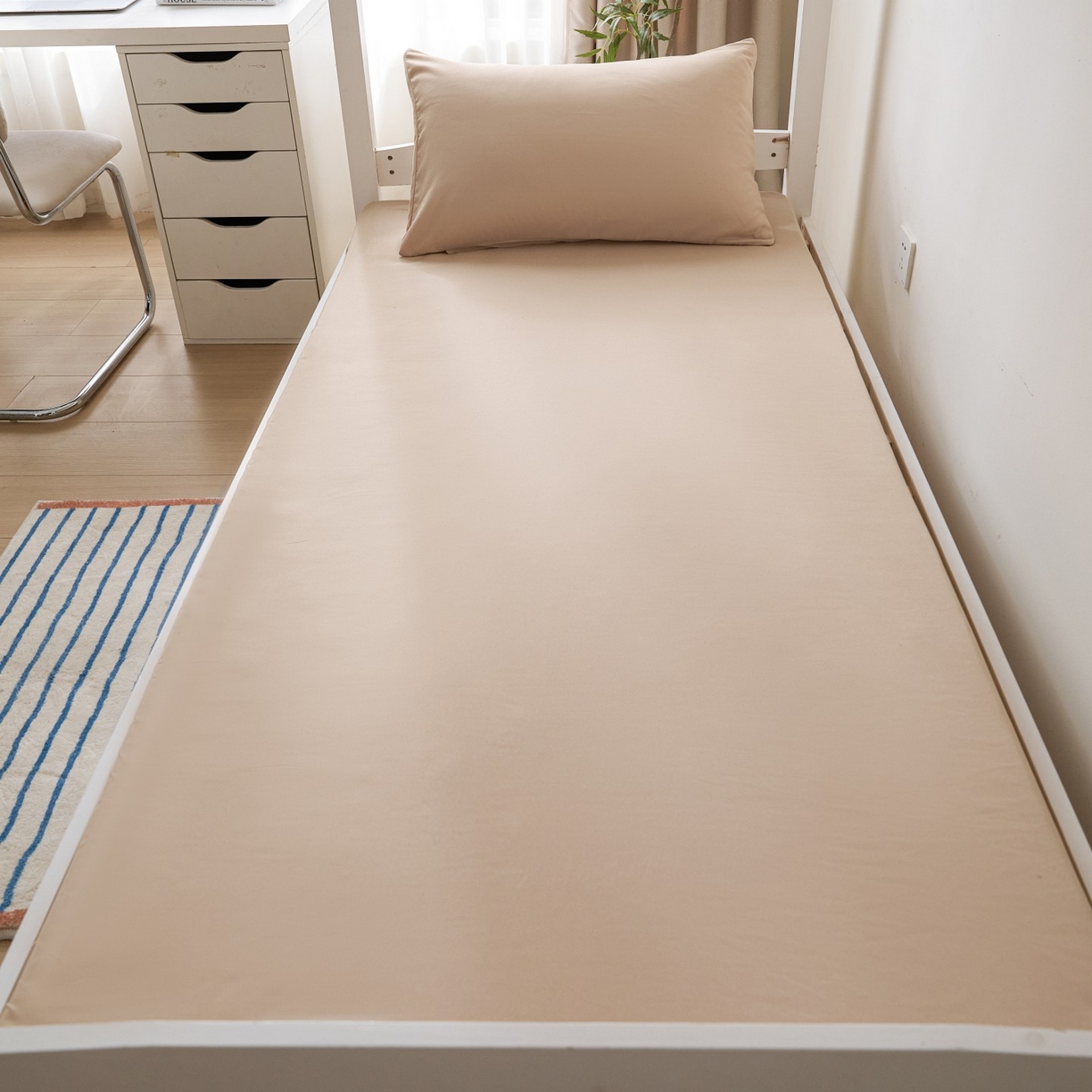 91家纺网 家纺一手货源 找家纺 梵克保罗 2026新款亲肤舒适简约款学生床床垫套 卡其