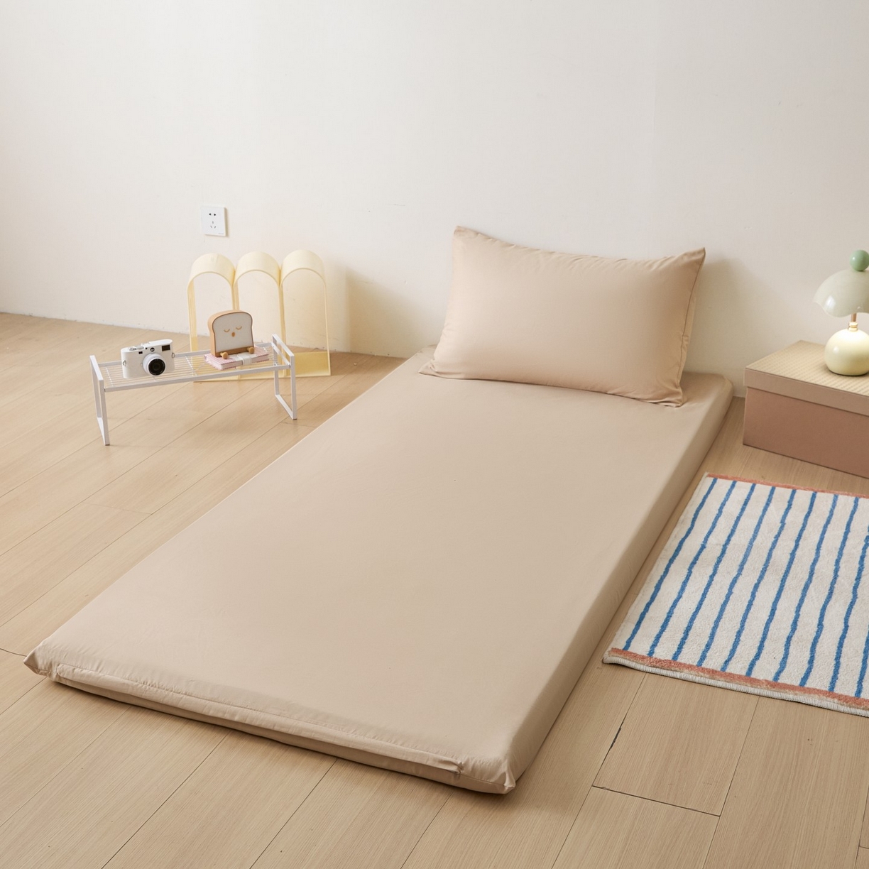 91家纺网 家纺一手货源 找家纺 梵克保罗 2026新款亲肤舒适简约款学生床床垫套 卡其