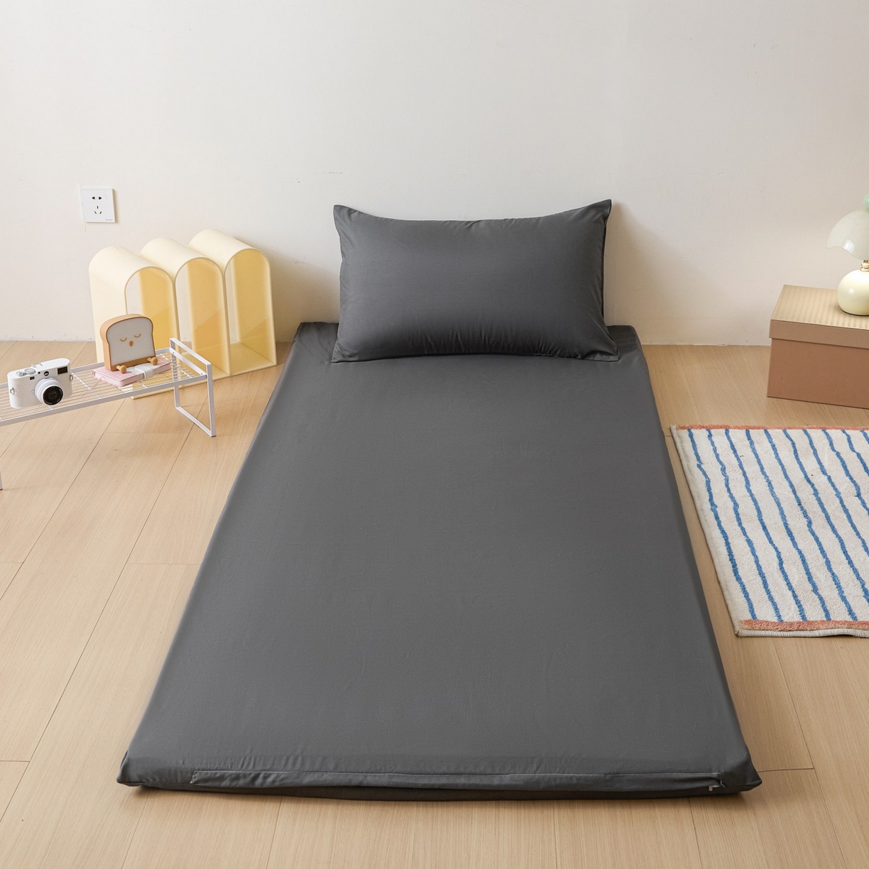 91家纺网 家纺一手货源 找家纺 梵克保罗 2026新款亲肤舒适简约款学生床床垫套 深灰