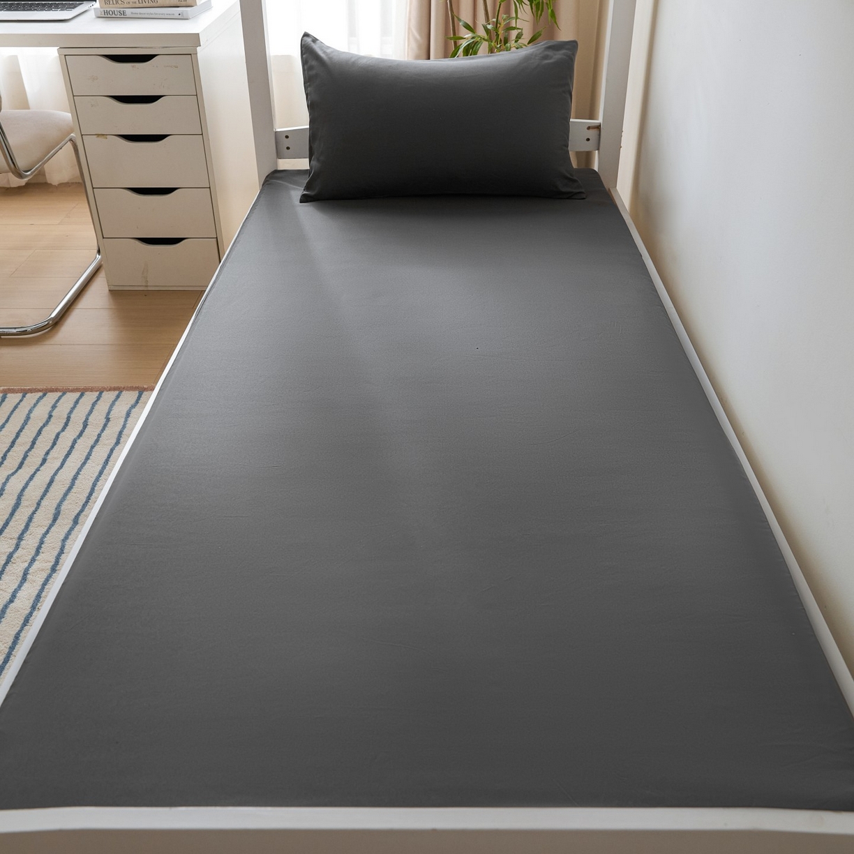 91家纺网 家纺一手货源 找家纺 梵克保罗 2026新款亲肤舒适简约款学生床床垫套 深灰