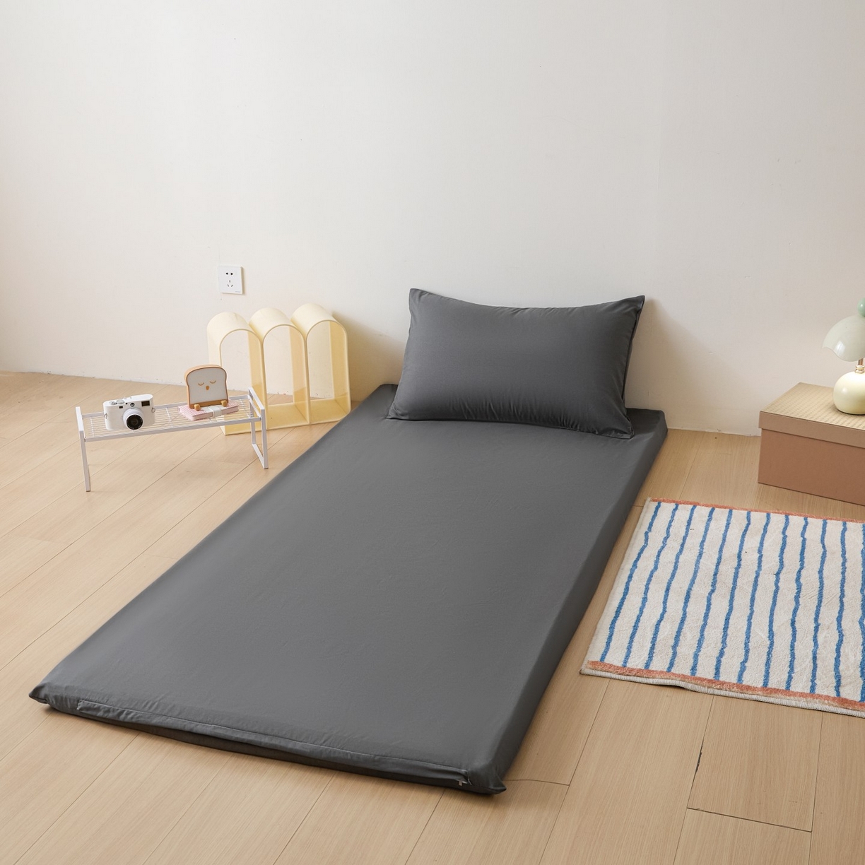 91家纺网 家纺一手货源 找家纺 梵克保罗 2026新款亲肤舒适简约款学生床床垫套 深灰