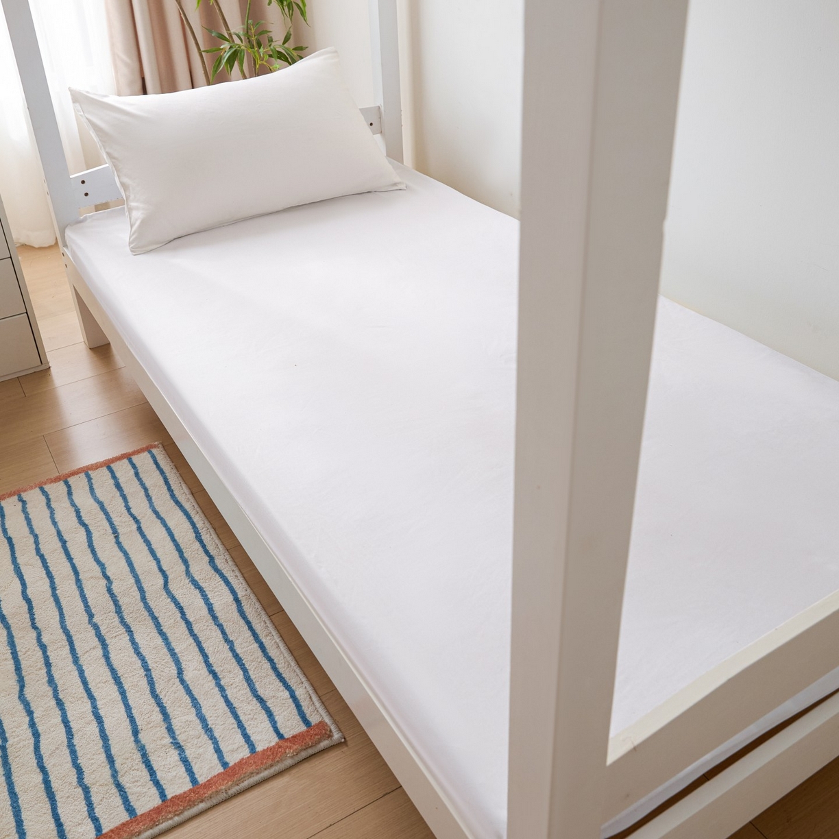 91家纺网 家纺一手货源 找家纺 梵克保罗 2026新款亲肤舒适简约款学生床床垫套 白色