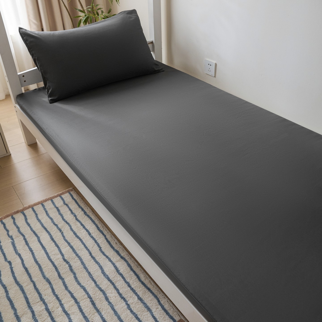 91家纺网 家纺一手货源 找家纺 梵克保罗 2026新款亲肤舒适简约款学生床床垫套 深灰