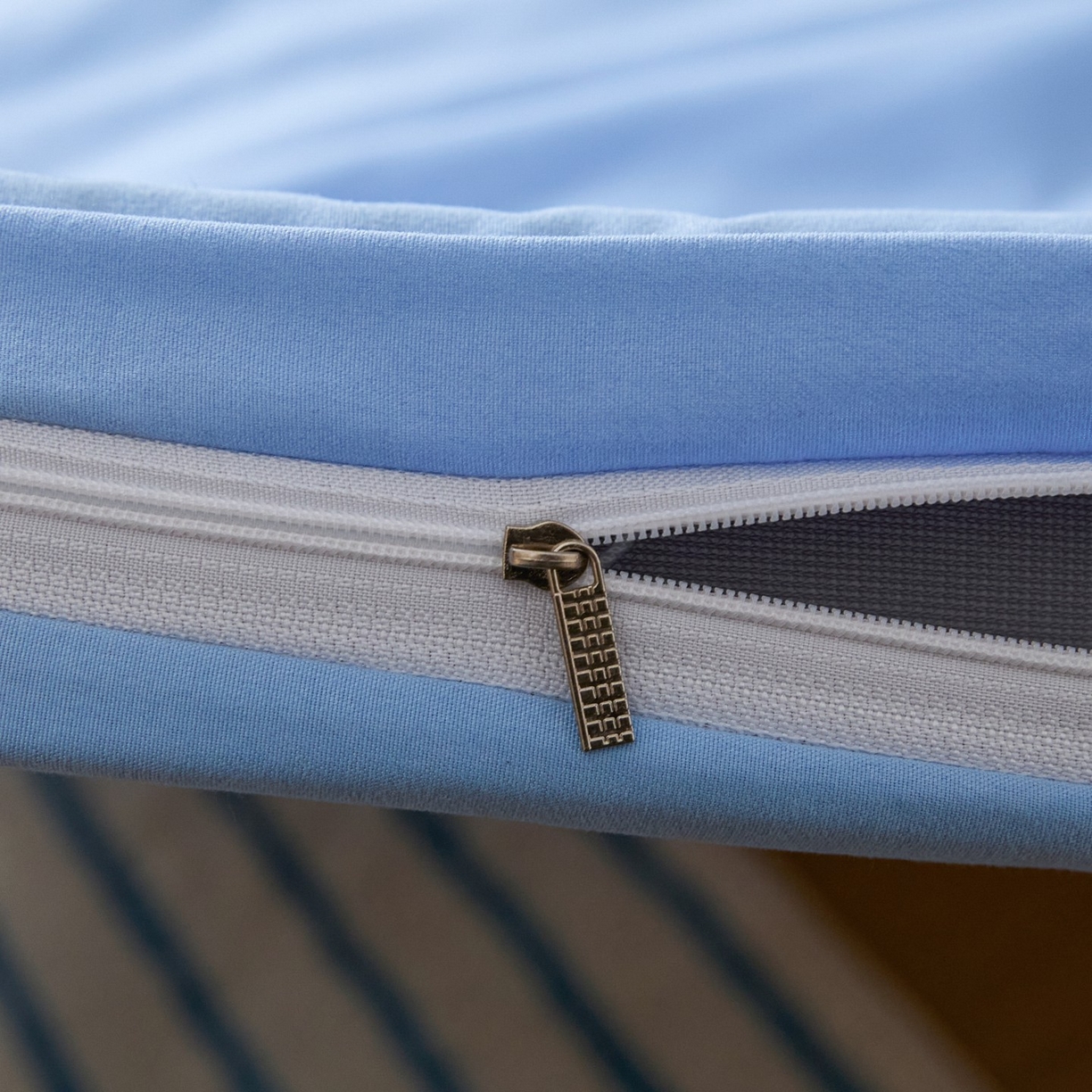 91家纺网 家纺一手货源 找家纺 梵克保罗 2026新款亲肤舒适简约款学生床床垫套 蓝色