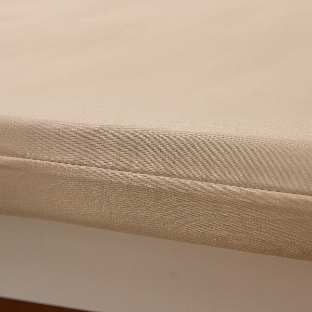 91家纺网 家纺一手货源 找家纺 梵克保罗 2026新款亲肤舒适简约款学生床床垫套 卡其