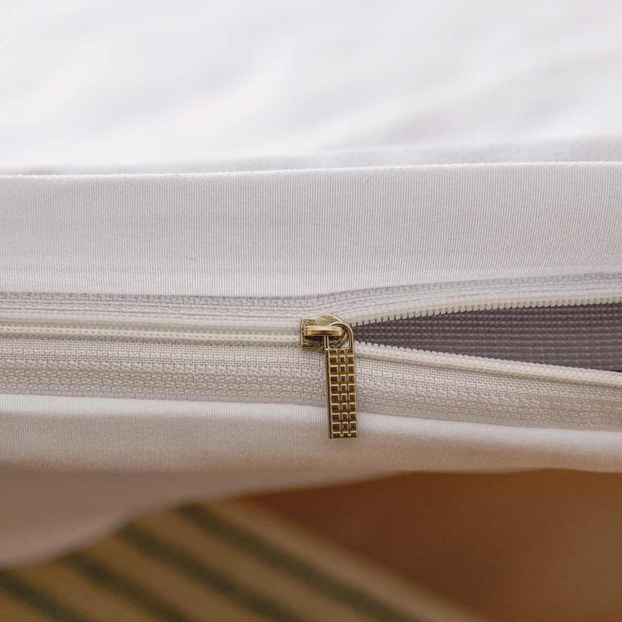 91家纺网 家纺一手货源 找家纺 梵克保罗 2026新款亲肤舒适简约款学生床床垫套 白色