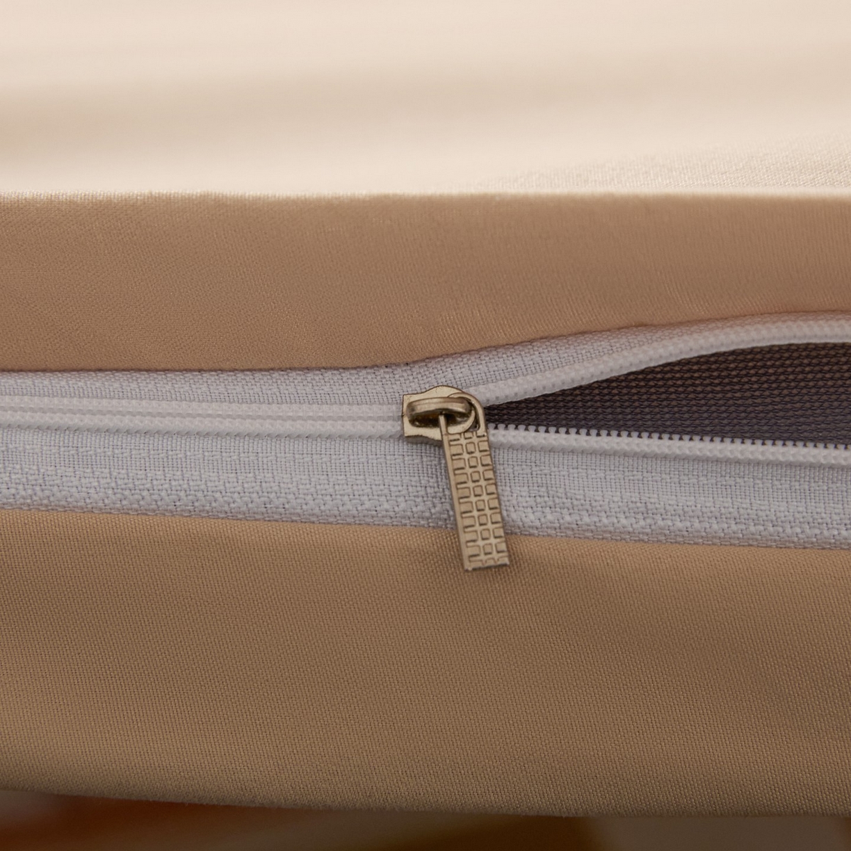 91家纺网 家纺一手货源 找家纺 梵克保罗 2026新款亲肤舒适简约款学生床床垫套 卡其