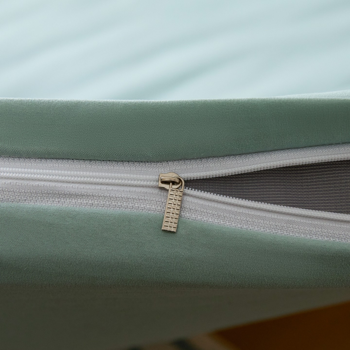 91家纺网 家纺一手货源 找家纺 梵克保罗 2026新款亲肤舒适简约款学生床床垫套 墨绿