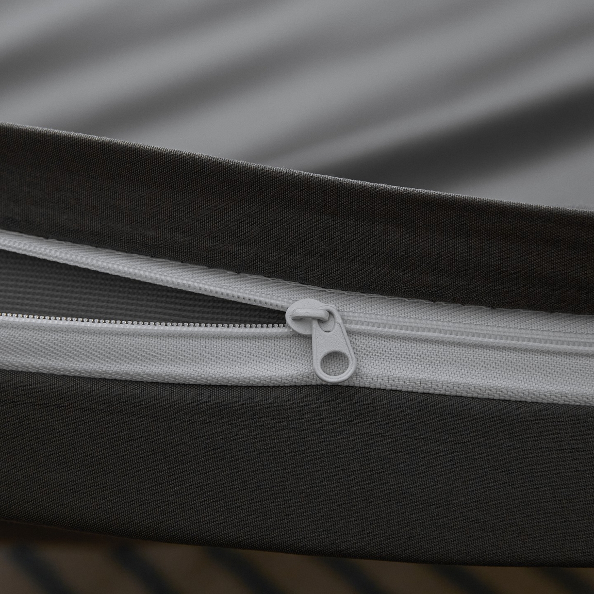 91家纺网 家纺一手货源 找家纺 梵克保罗 2026新款亲肤舒适简约款学生床床垫套 深灰