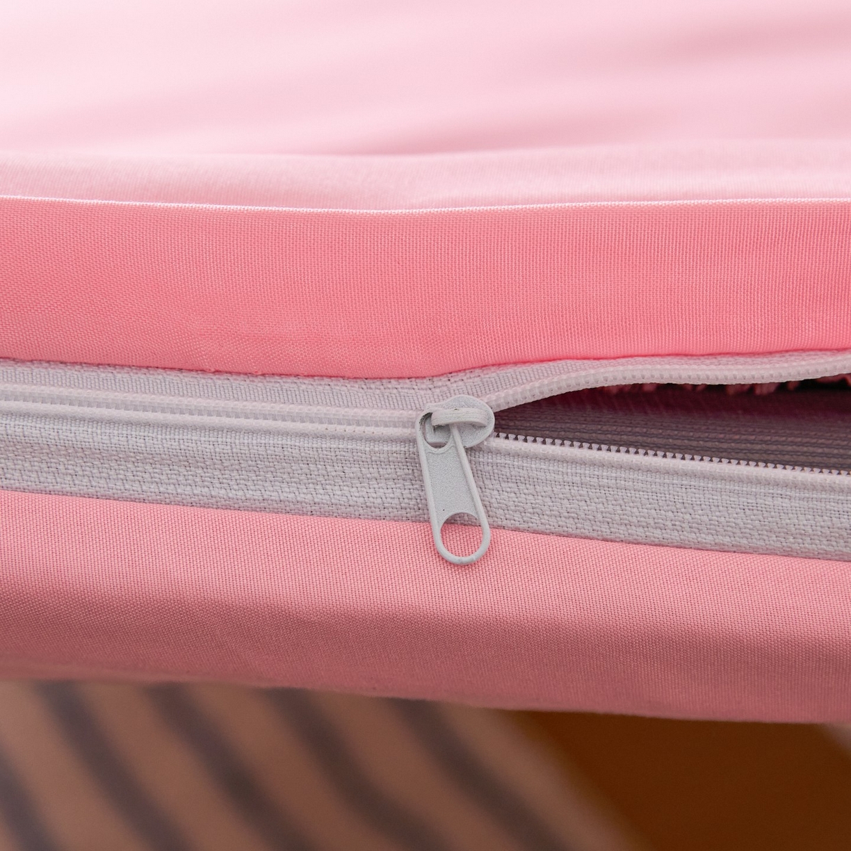 91家纺网 家纺一手货源 找家纺 梵克保罗 2026新款亲肤舒适简约款学生床床垫套 粉色