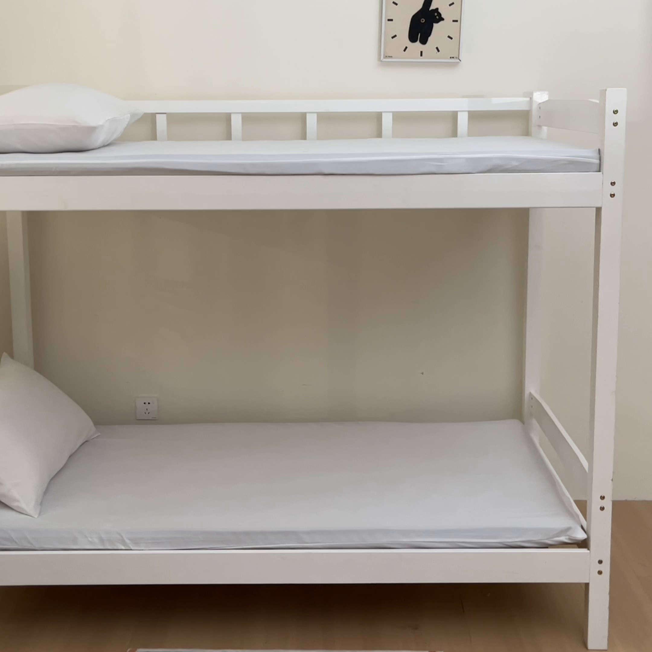 91家纺网 家纺一手货源 找家纺 梵克保罗 2026新款亲肤舒适简约款学生床床垫套 白色