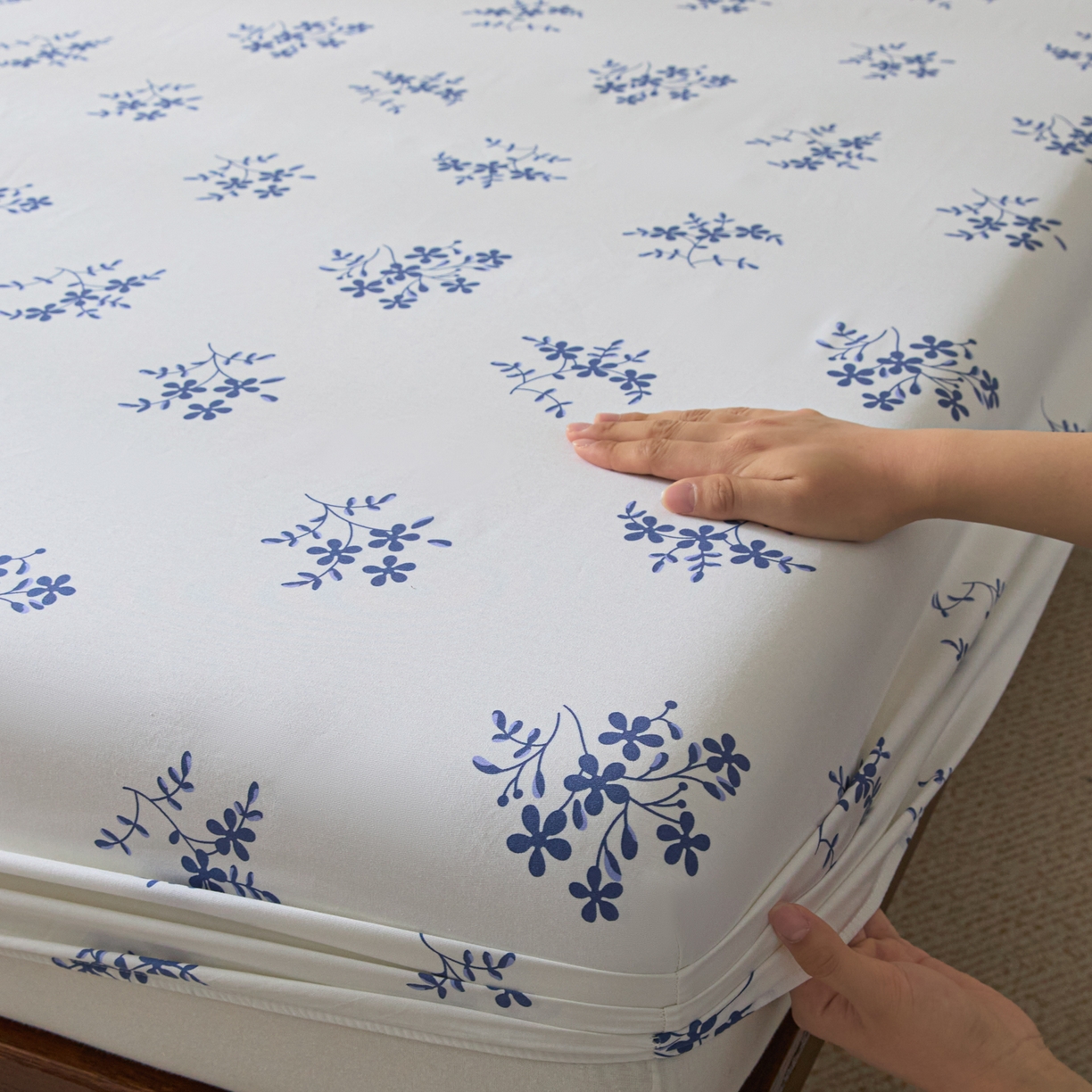 91家纺网 家纺一手货源 找家纺 梵克保罗 2026新款全棉专版花型青花瓷系列单品床笠 韵意盈蓝