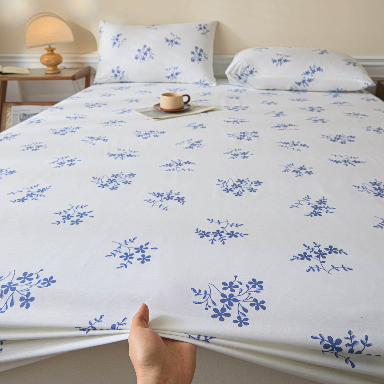 91家纺网 家纺一手货源 找家纺 梵克保罗 2026新款全棉专版花型青花瓷系列单品床笠 韵意盈蓝