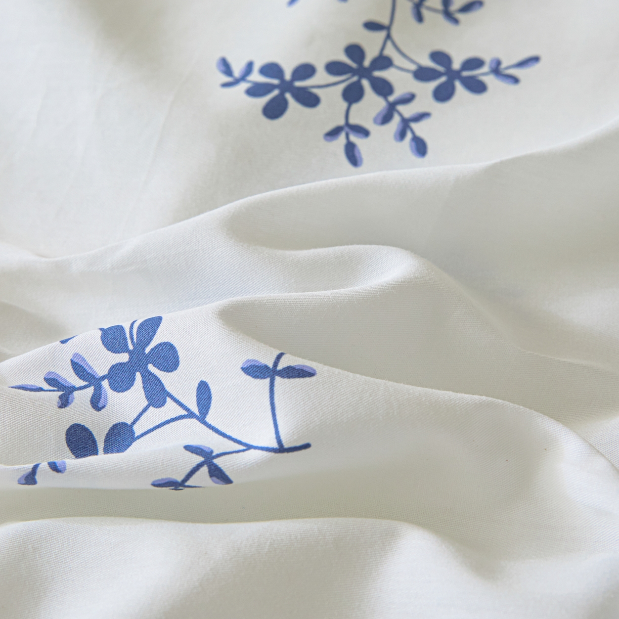 91家纺网 家纺一手货源 找家纺 梵克保罗 2026新款全棉专版花型青花瓷系列单品床笠 韵意盈蓝